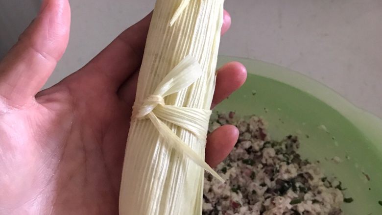 鲜蒸玉米糕,用玉米叶绑住两头,玉米棒包好了