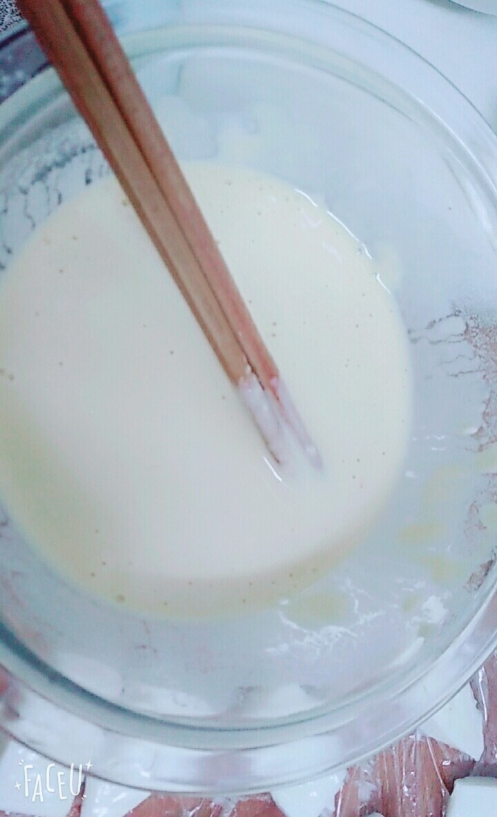 炸香甜牛奶块
,调制成面糊,搅拌均匀不要有小疙瘩