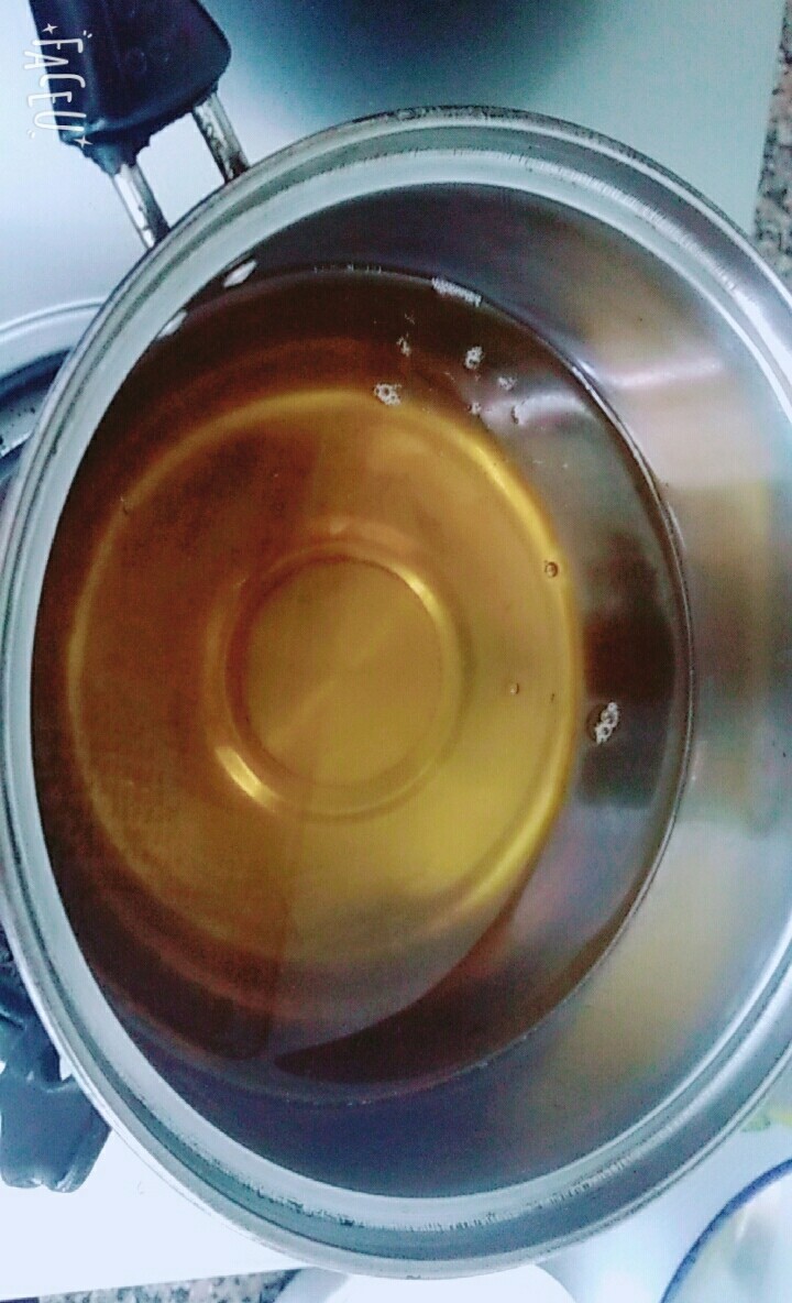 炸香甜牛奶块
,锅内放油,油量要没过牛奶块为准,小火烧热