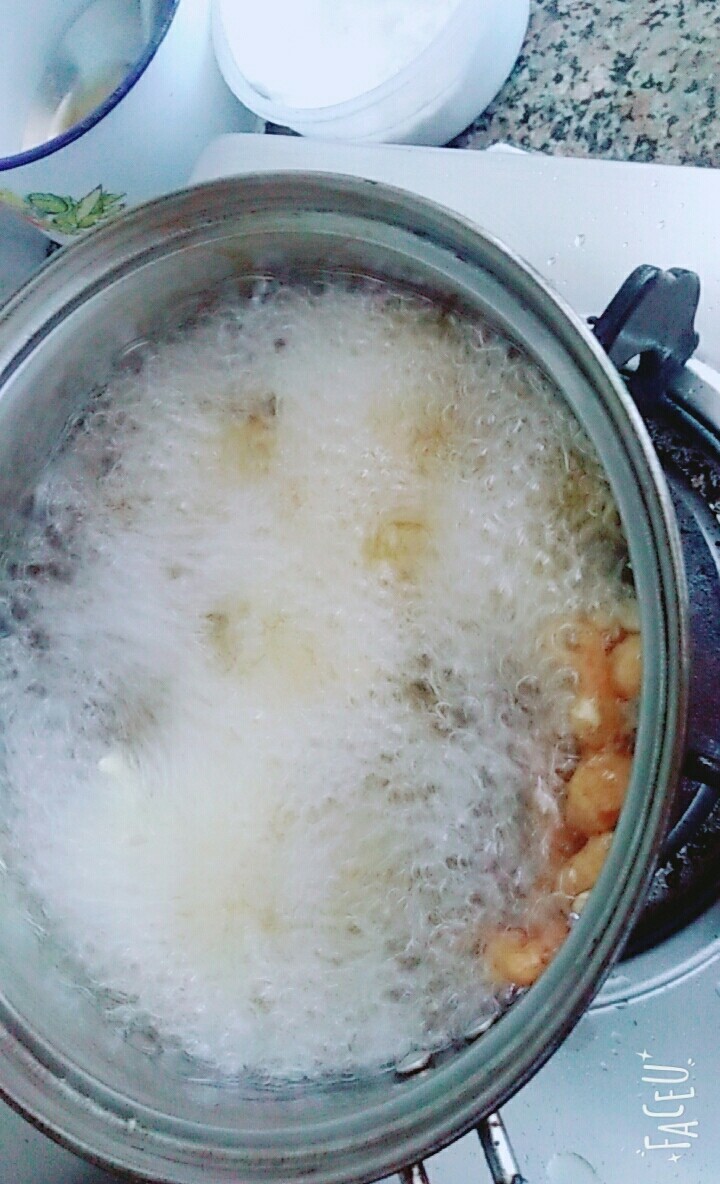 炸香甜牛奶块
,放入裹好面糊的牛奶块,轻轻翻动,以防粘连