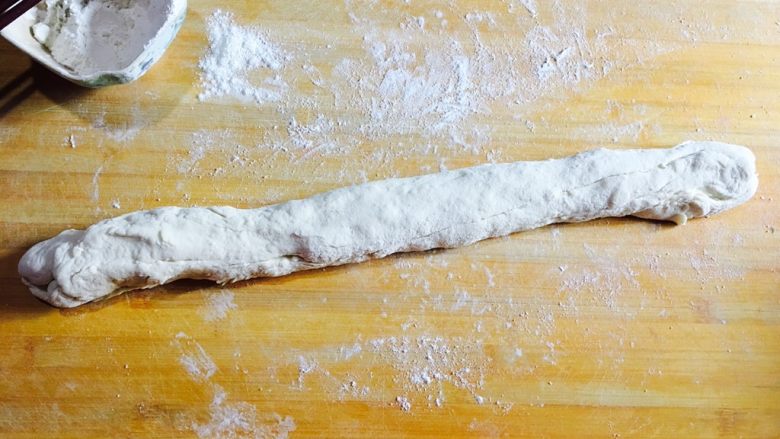 韭菜鸡蛋馅饼,醒好的面团揉成长条圆形因为面软定型不好啊~