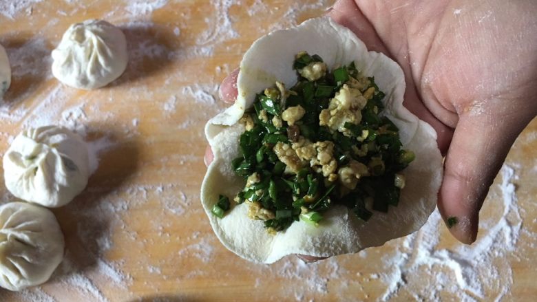 韭菜鸡蛋馅饼,擀成中间厚边缘薄的面皮,放入馅料像包包子一样包起来
