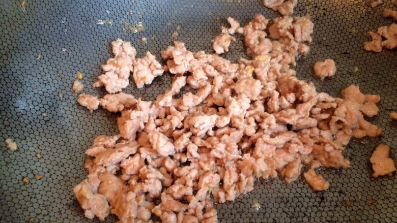 经典皮蛋瘦肉粥,姜末炒香后放入肉糜炒至金黄,炒香