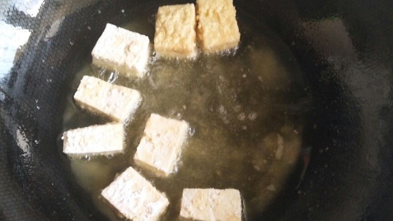 茄汁煎豆腐,裹了粉的豆腐依次炸锅,小火慢煎,煎至两面有微微的脆壳,把火开大把豆腐煎成金黄色捞出。