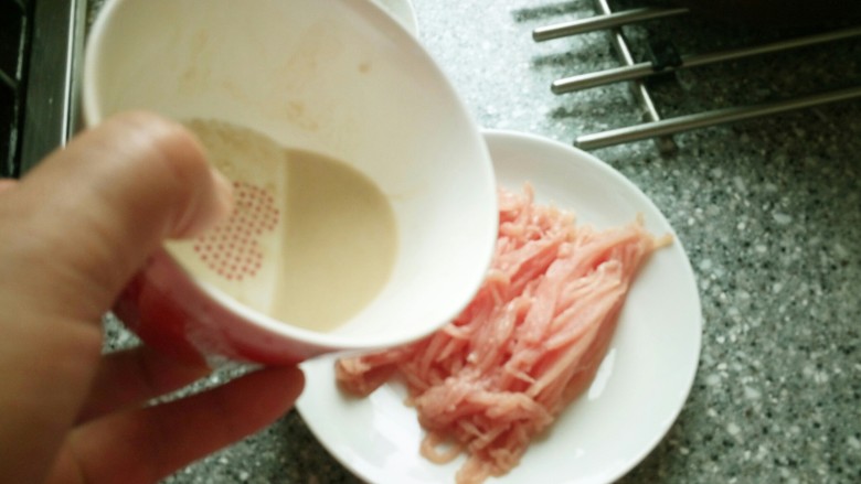 嫩姜炒肉丝_,倒入肉丝,在加适量盐,料酒抓均匀备用。