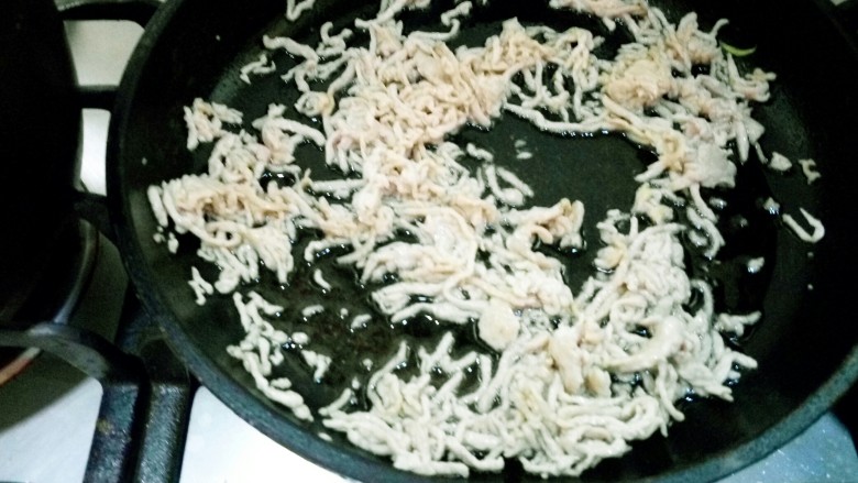嫩姜炒肉丝_,不沾锅烧热倒入适量油滑肉丝,快速滑散。