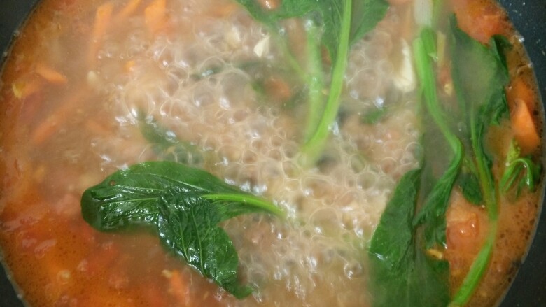 手工鸡蛋牛肉拉面,加入适量清水,放入菜心,煮沸