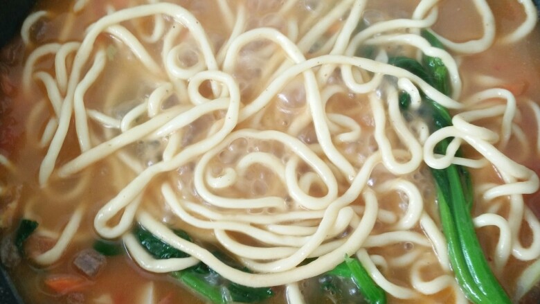 手工鸡蛋牛肉拉面,加入面条煮,放入时间调味品,成型