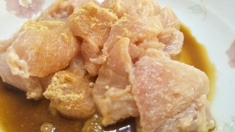 土豆炖鸡肉,抓匀生粉后,倒入生抽,一点点盐,孜然粉,和一点点料酒。料酒要少一点,多了形象味道,主要是为了去腥。