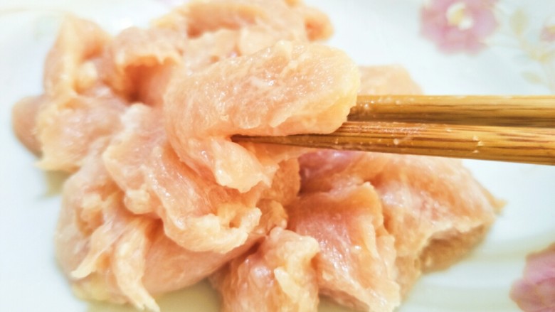 土豆炖鸡肉,一定要把生粉均匀的上在鸡胸肉上再腌制,因为鸡胸相对肉柴,这样一定程度上可以保持鸡胸肉的嫩滑。