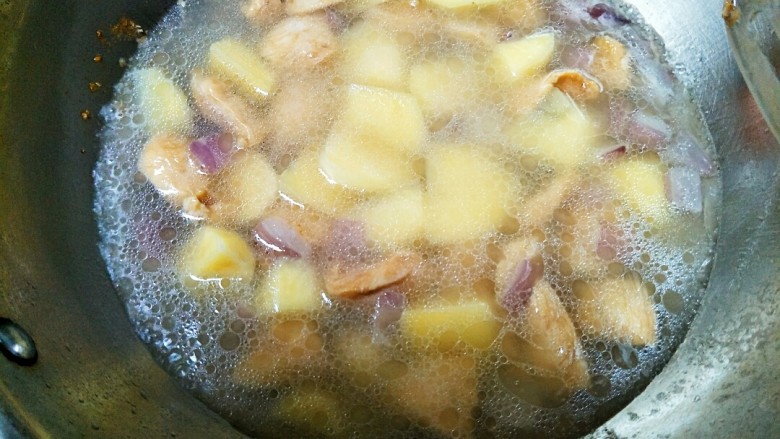 土豆炖鸡肉,倒入土豆后翻炒几下,加入水,没过土豆和鸡肉。