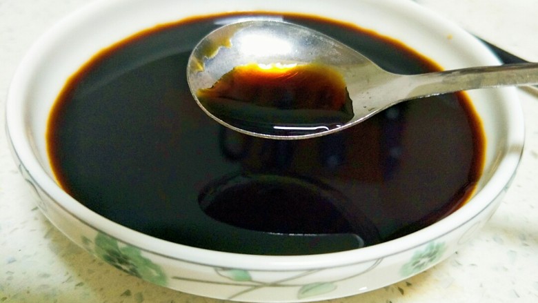 土豆炖鸡肉,闷制过程中,用生抽和一点老抽调匀,不要放盐。