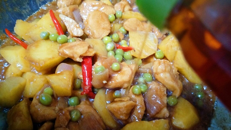 土豆炖鸡肉,当汤汁逐渐变得浓稠,剩下一个底的时候,倒入少许香油,关火,翻炒均匀,出锅就可以啦。