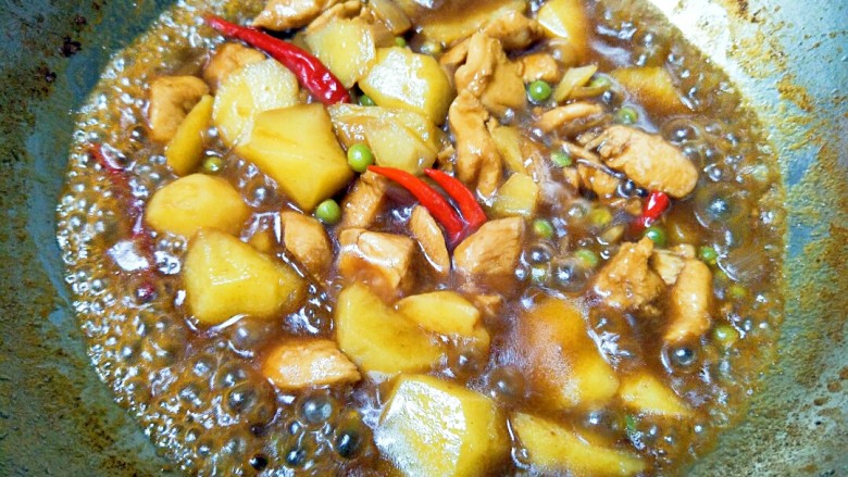 土豆炖鸡肉,小火闷到汤汁剩一半,加入少许盐,然后转大火收汁,这时就不需要盖盖了。