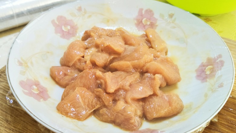 土豆炖鸡肉,把所有调料拌匀,覆盖上保鲜膜,我这边是夏天,所以放入冰箱腌一晚上或者一白天。看你什么时候做,提前腌制就可以。