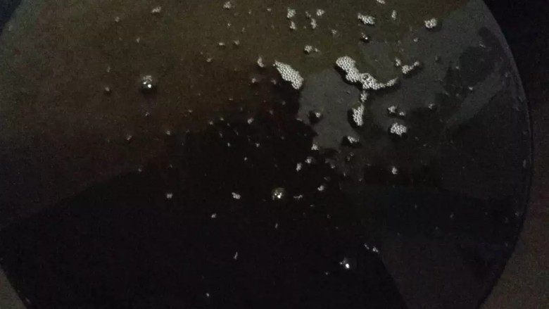 酸甜虾,锅里倒入油,尽量宽点,这样好炸点,让油温升到八十度左右