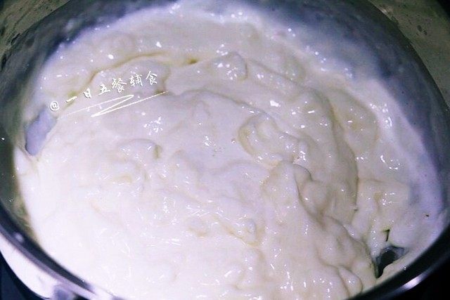 牛奶椰丝小方,在煮沸的时候,将玉米淀粉和牛奶的混合液再次快速搅匀倒在锅里。