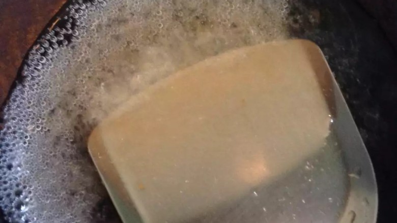 酸甜虾,加入少量的水,小火慢慢搅拌熬制