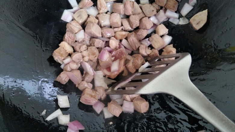 电饭煲羊肉手抓饭,羊肉稍微变色,加入洋葱。