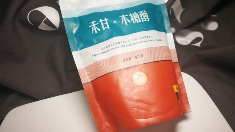 糖尿病病人也可以浅尝的
____木糖醇黑布林果酱,家人不吃糖,用的木糖醇。喜欢用糖的用糖也可。我做的甜度比较低甜,所以只用了两百多克,喜欢甜的糖量可以适量增加。关于木糖醇,需要交代的是:日常肠胃就不太好的人,每日的摄入量不要超过5克,这个需要自己估量一下。