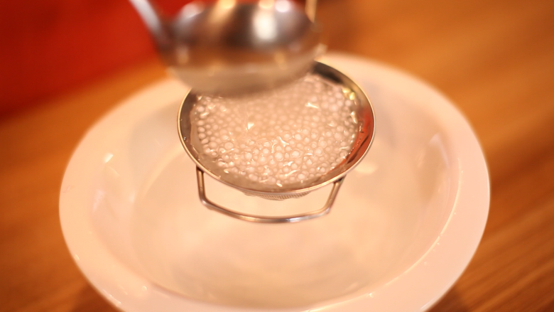 杨枝甘露,锅中煮水，水沸后放入<a style='color:red;display:inline-block;' href='/shicai/ 5163'>西米</a>煮1分钟，盖上盖子焖20分钟后，取出过凉，此时<a style='color:red;display:inline-block;' href='/shicai/ 5163'>西米</a>中间还有小白点。
