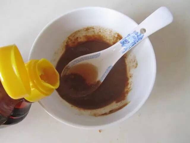 芝麻酱拌豆角,芝麻酱中放入适量的盐和食用油,搅拌均匀