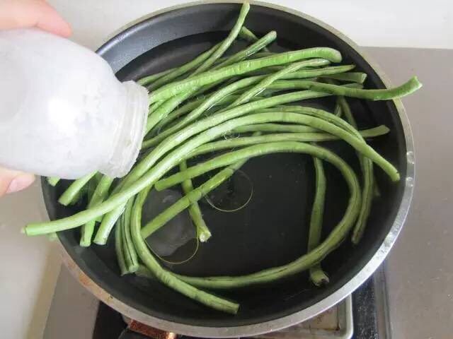 芝麻酱拌豆角,锅里水烧开, 将豆角放入里面去焯煮, 加入适量的盐和几滴食用油