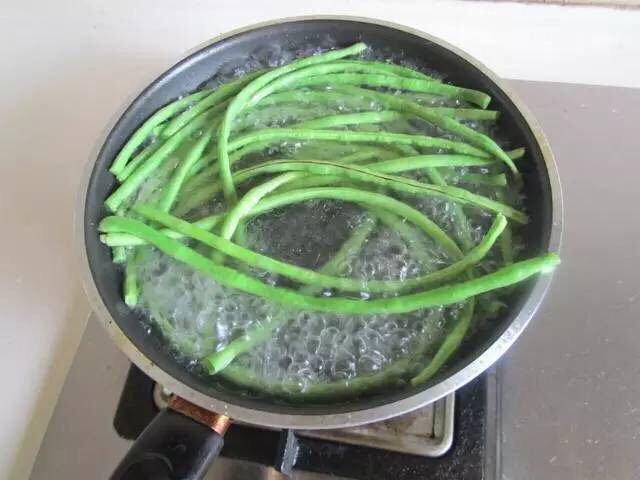 芝麻酱拌豆角,豆角煮至全熟,捞出沥干水分备用
