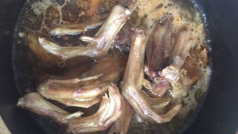 鸭脚煲,把鸭翅鸭脚放进去,加入耗油,老抽,生抽,美味香,少许<a style='color:red;display:inline-block;' href='/shicai/ 10588'>糖</a>,盖上盖子焖十分钟