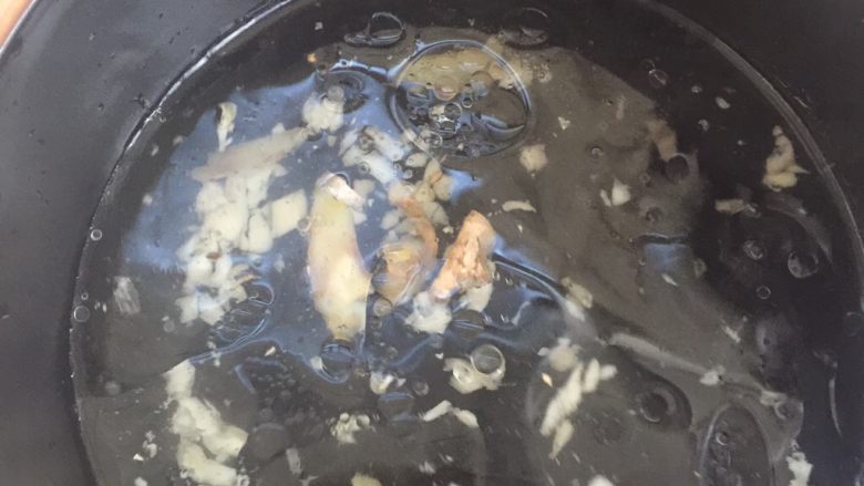 鸭脚煲,找一个砂锅,加少许水,把爆香的姜蒜倒进去