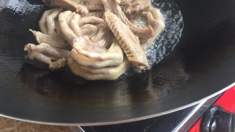 鸭脚煲,锅内多倒些油,然后把沥干的鸭脚鸭翅放下锅炸