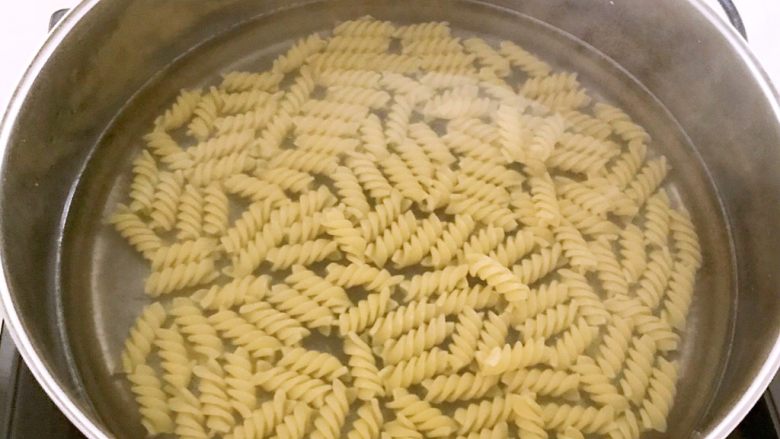 什锦虾仁焗意面,锅里加冷水烧开后加入意面,加入少许精盐,煮8分钟