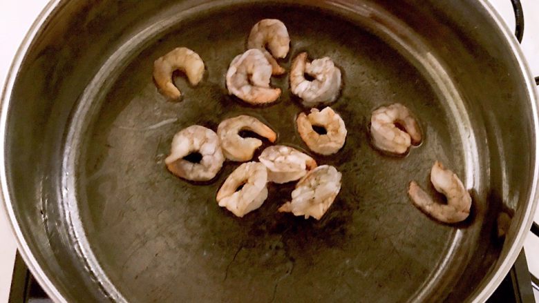 什锦虾仁焗意面,锅内加入1勺大豆色拉油,烧热后加入虾仁煸炒