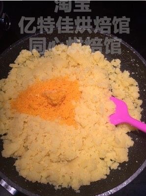 通透金沙月饼,翻炒过程中会逐渐从液体变成团,直至炒到出油出沙,然后加入已经提前碾碎的咸蛋黄,可以用细网筛挤碎蛋黄