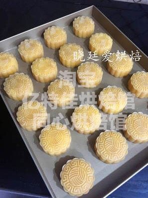 通透金沙月饼,进烤箱前喷水,烘焙温度:烤箱提前预热150度,先烘焙5分钟,取出轻刷蛋液,蛋黄液可以用水稀释在刷,一定要轻轻一层刷起纹理即可光亮
继续回炉烘烤8-10分钟
如果变形厉害,要考虑馅料是否太湿
如果开裂,要考虑是否烘焙时间太长
月饼烤过不会上色,刚出炉是软的,不要移动,等冷却后密封保存