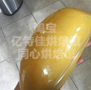 通透金沙月饼,馅料必须炒干,因为太湿的馅料在烘焙的过程中容易爆裂影响美观,而是这个月饼的卖点就是吃起来沙沙的口感,甜香软糯,虽然能炒到沙沙粉粉的,但是我们还是可以用手轻易捏成团即可,放凉备用