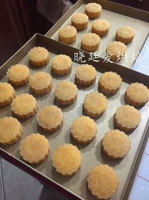 通透金沙月饼,馅料炒好放凉后,称重,75克月饼模具可以21克的皮,54克的馅,广月包法,皮因为冷藏过,所以非常好推皮,能均匀包裹,然后用面粉滚球,压模具脱模即可(带手套操作)