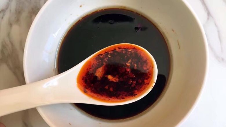 开胃黄瓜拌秋耳,最后加入辣椒油,所有酱汁全部混合一起后搅拌均匀备用~