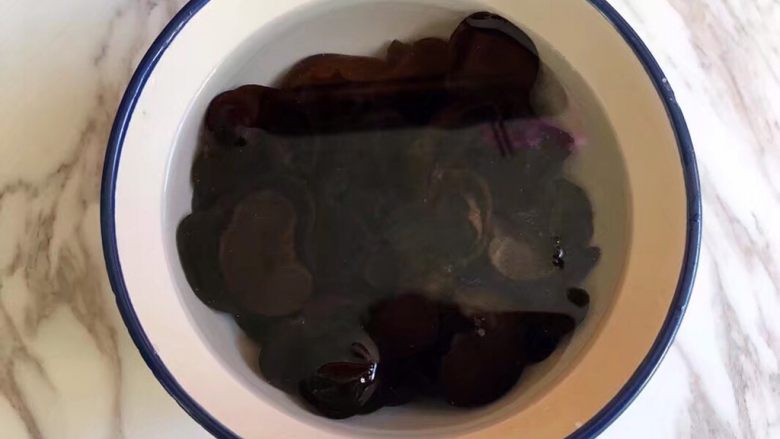 开胃黄瓜拌秋耳,木耳煮沸关火后捞出放入凉开水中浸泡一下,这样是为了增加木耳的脆感!我买的秋耳品种很好,即使不用冷开水浸泡也很脆口,普通木耳建议浸泡一下哦。