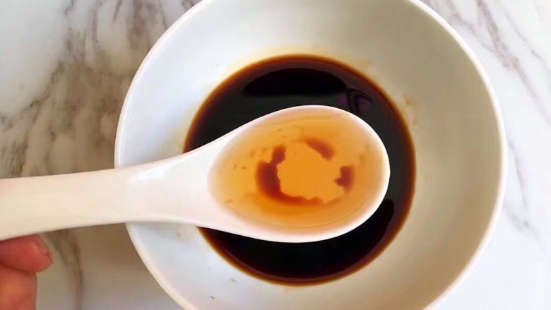 开胃黄瓜拌秋耳,再加入芝麻油~