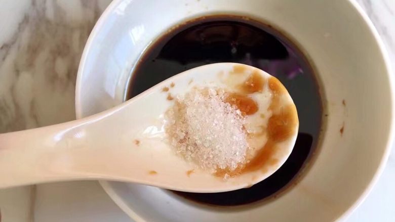 开胃黄瓜拌秋耳,加入白砂糖~