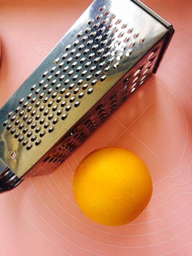 香橙磅蛋糕,橙子用盐水搓洗,除去橙皮表面的油腊。