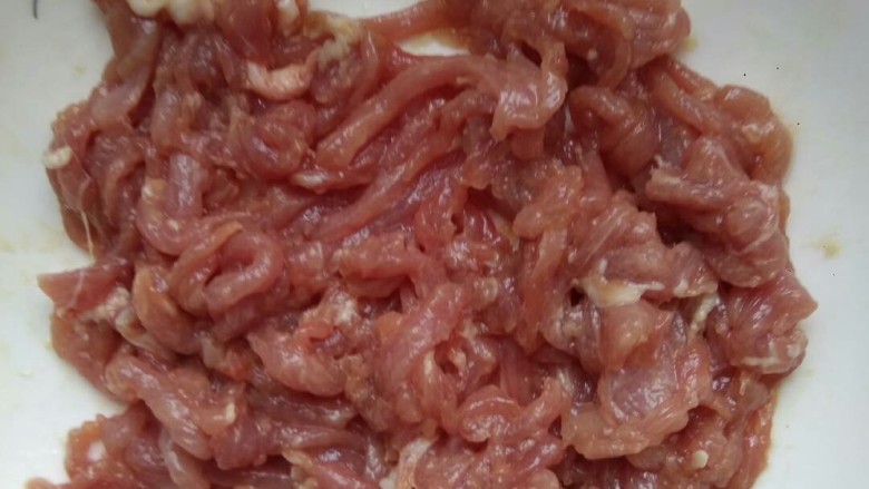 京酱肉丝,猪肉切丝，放入一勺<a style='color:red;display:inline-block;' href='/shicai/ 718'>料酒</a>，一勺<a style='color:red;display:inline-block;' href='/shicai/ 788'>生抽</a>，半勺<a style='color:red;display:inline-block;' href='/shicai/ 512'>玉米淀粉</a>搅拌均匀腌一会儿