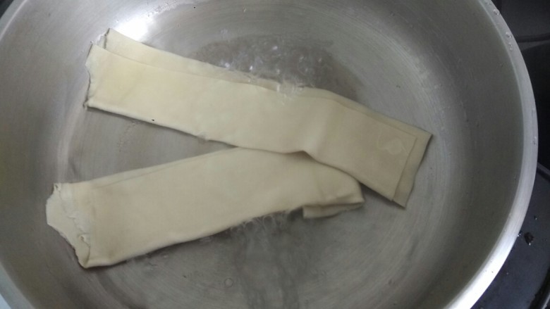 京酱肉丝,水烧开,豆片放沸水里烫一下即可