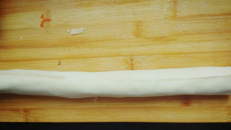 京酱肉丝,用力从一端卷起,越紧越好