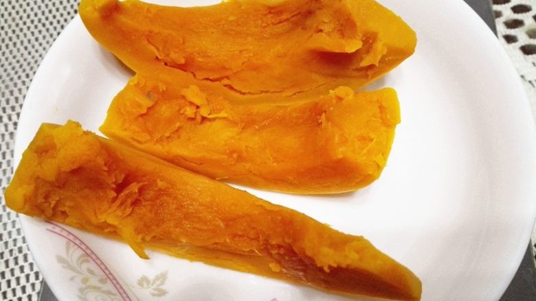 南瓜小餐包,南瓜先去皮切小块,蒸熟,