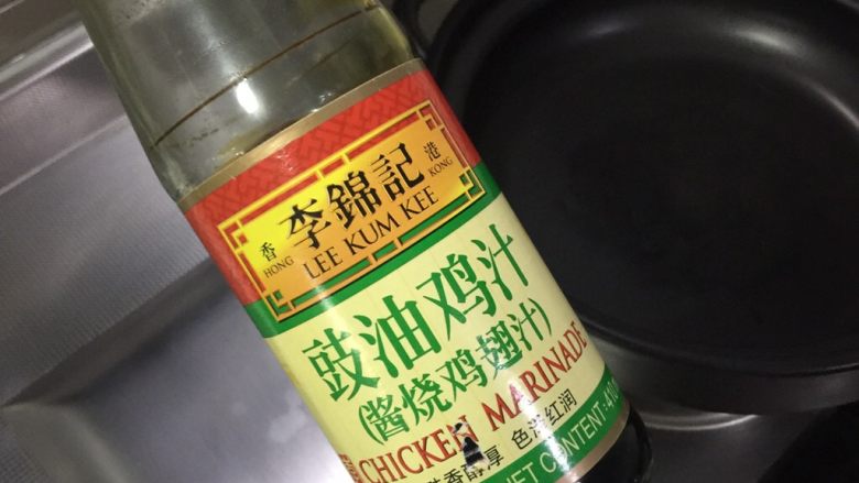 豉油鸡腿,准备好李锦记的豉油鸡汁。