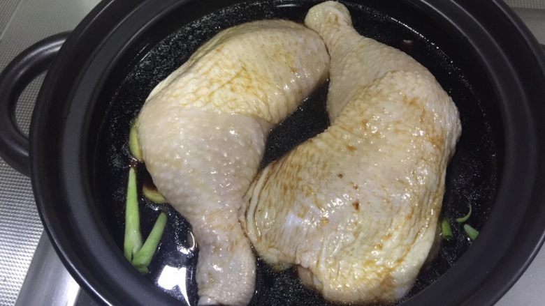 豉油鸡腿,以1:1的比例放豉油鸡汁和饮用水,量呢,只要到鸡腿的一半就好了,我的砂锅小,所以放了150ml的豉油鸡汁和150ml的饮用水,对了,别忘了放<a style='color:red;display:inline-block;' href='/shicai/ 866'>冰糖</a>😋
