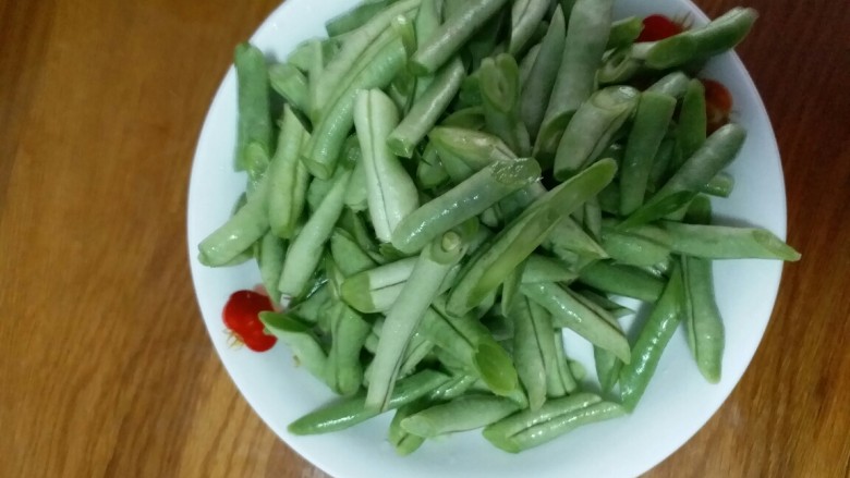 干煸鸡脆骨豆角,<a style='color:red;display:inline-block;' href='/shicai/ 3639'>豆角</a>300克,去筋切好,也过热水