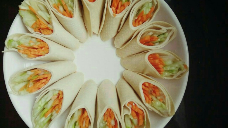 京酱肉丝,把切好的小卷儿放到盘子里